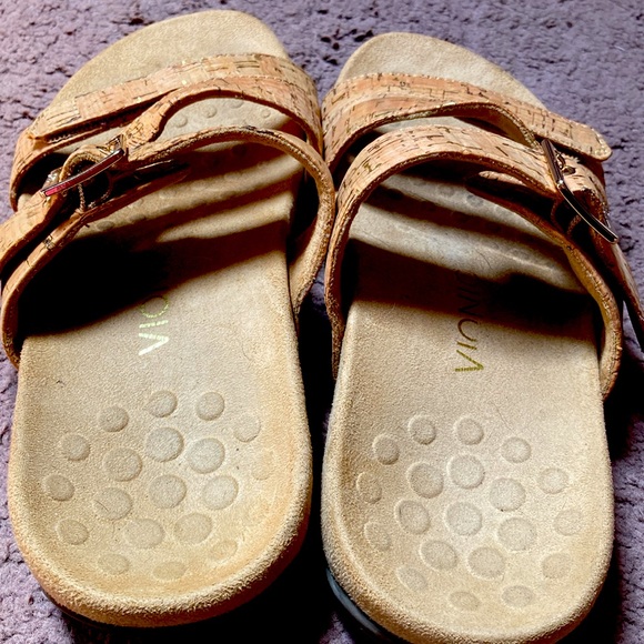 Women’s VIONIC tan gold flecked sandals size 7W or 7 Wide. - Picture 6 of 9
